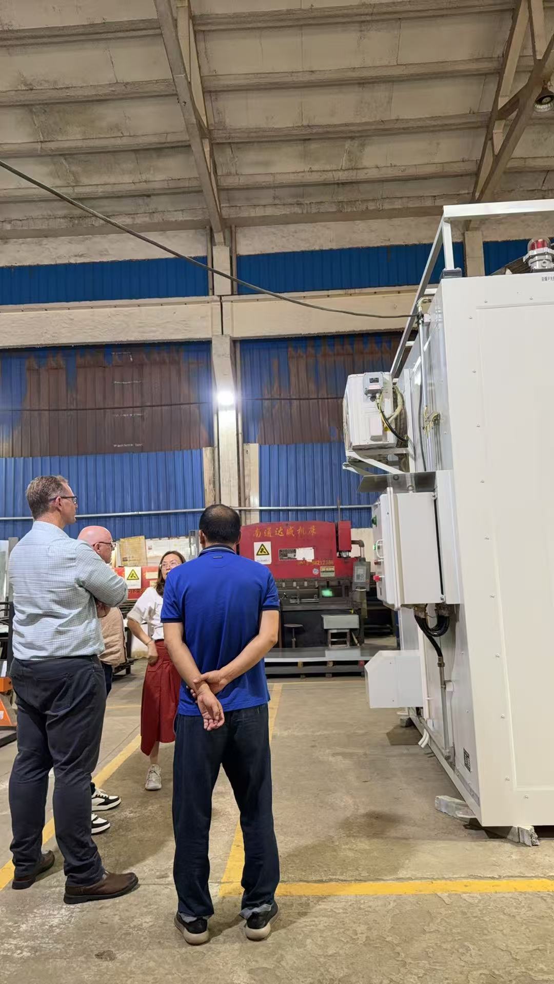 नवीनतम कंपनी ब्लॉग के बारे में Russian Client Visits Wuxi SUPER Factory to Inspect Hazardous Materials Safety Cabinets — Initial Cooperation Established